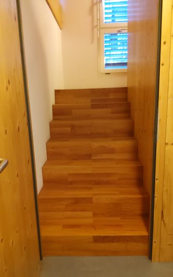 Holztreppe aus  3-Schichtplatten mit Parkett belegt