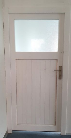 Türe- Trenntüre mit Mattglas im Rahmen
