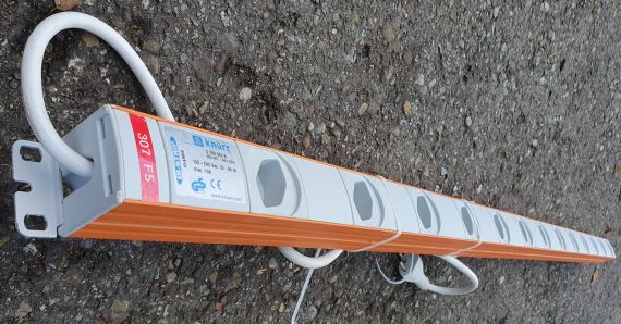 Steckdosenleiste Knürr, mit 13 Anschlüsse, 10 Ampere