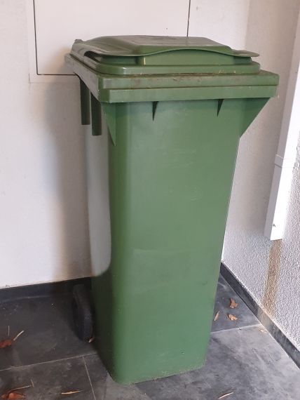 Container- Grüncontainer, Kunststoff, grün, mit Räder