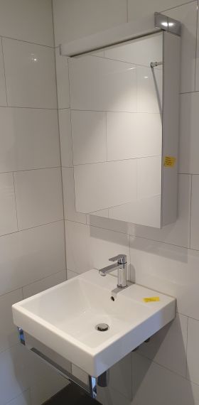 Lavabo mit Alterna- Armatur und Handtuchstange