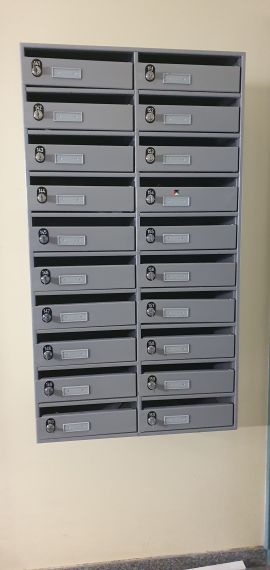 Briefkasten- Interne-Post, mit 20 Fächern und Schliesszylinder
