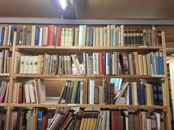 Re-Use Trennwände aus Büchern