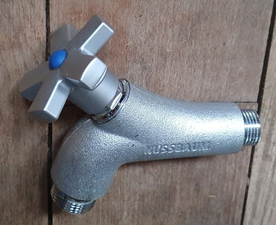 Wasserhahn- für Garten oder Waschküche, Nussbaum