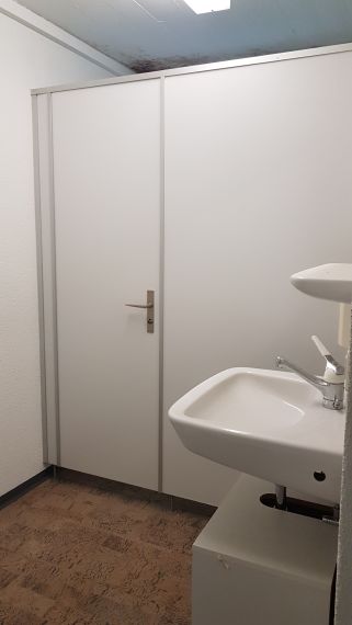 WC-türe mit Trennwand 1-Front