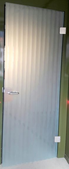 Ganzglastüre mit Scharnieren
