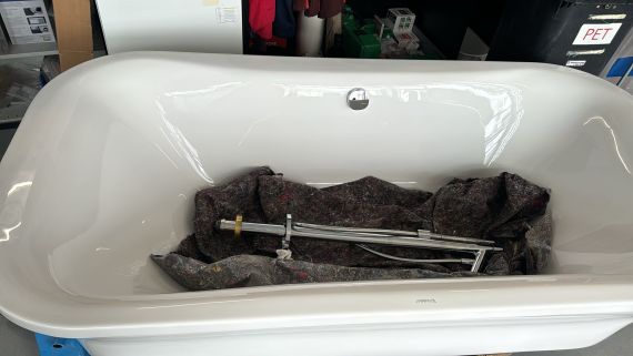 Badewanne Duravit Luv mit Armatur Art. 26-000-002204