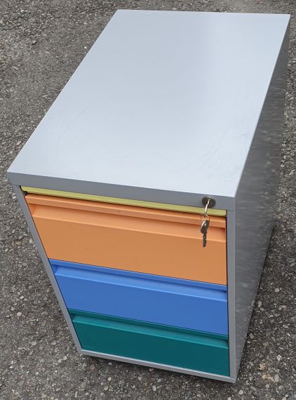 Metallkorpus- Metallschrank, abschliessbar mit 2 Schlüssel