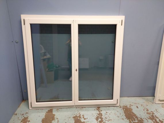 Fenêtre à deux portes en bois/aluminium avec triple vitrage (valeur U 0,5 W/m2K)