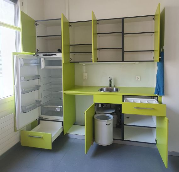 Küchenzeile- Tee-Küche mit Waschtrog, Kühlschrank und Oberbauten