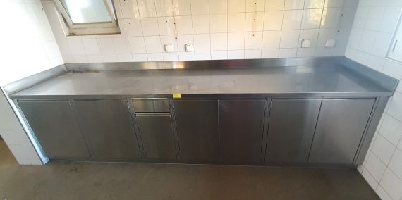 Gastro Arbeitsplatte, CNS, Aufkantung hinten mit Unterbau und Bodensockel