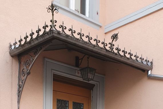 antikes Vordach für Haustüre