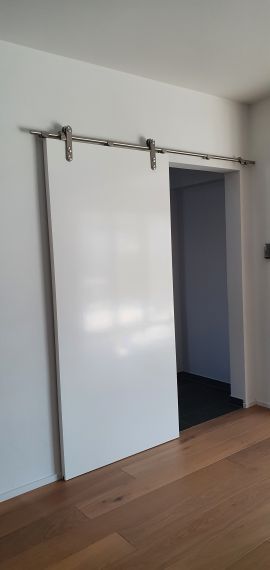 Schiebetüre aus MDF Hochglanz, sehr schwere und massive Ausführung