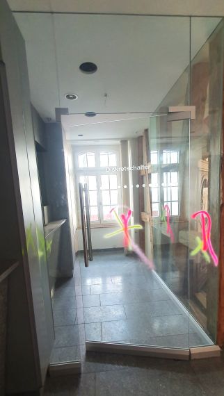 Türe- Ganzglas, Pendel mit integriertem Türschliesser unten