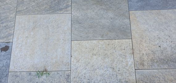 Natursteinplatten- Terrassenplatten, eine Sorte geschnitten, andere gebrochen