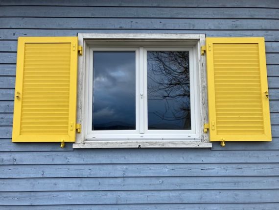 Fensterläden- Fensterladen, Alu, mit Rückhalter, ohne Scharnier, gelb