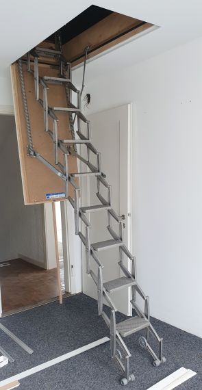 sehr gut erhaltene Estrich- Klapptreppe, Columbus Scheeren-Treppe