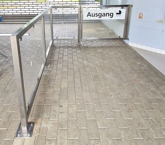 Abschrankung- Geländer in L-Form mit Plexiglas Einsätzen und Schwenktüre, CNS