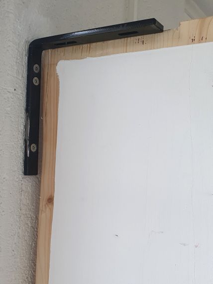 Holzwand, eine Seite weiss, eine Seite farbig, von Maleratelier