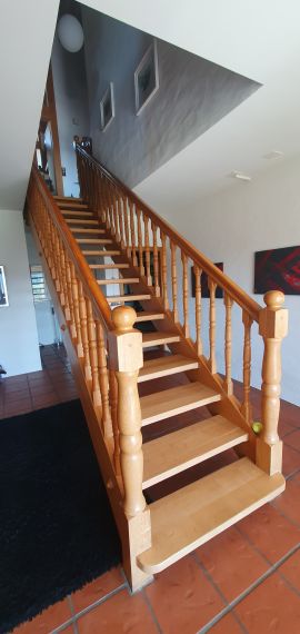 Treppe- Holz, Eiche massiv, mit Geländer, von EG ins UG